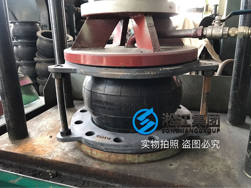 DN250橡膠接頭球墨法蘭強(qiáng)度檢測現(xiàn)場 DN250橡膠接頭球墨法蘭強(qiáng)度檢測現(xiàn)場